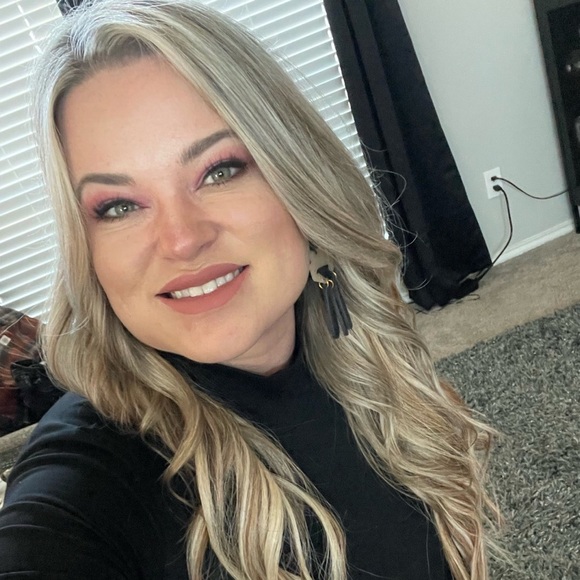 Meet your Posher, Devyn - Picture 3 of 4